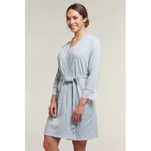 Bata maternal con detalle de puntilla